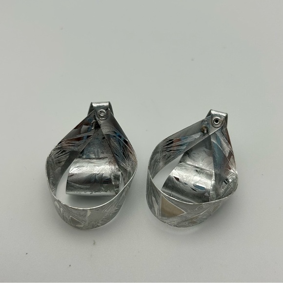 Vintage Silver Tone Metal Layered Textured Curved Stud Earrings Statement Unique - Picture 4 of 5